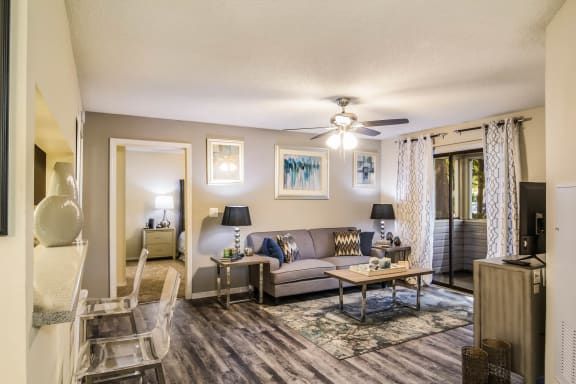 Living Room with Ceiling Fan at St. Johns Forest Apartments, Jacksonville, 32277