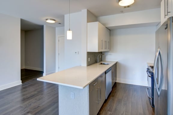 Luxury Apartments Charlestown MA with New Chef&#x27;s Kitchen with Peninsula with Quartz Counters and Stainless Appliances-Gatehouse 75 Apartments