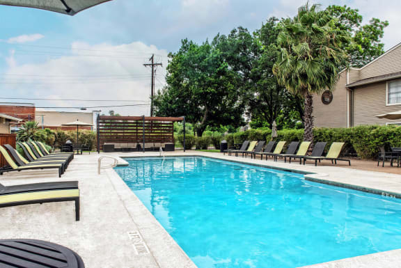 Pool with grilling area at Abbey Glenn Apartments, Waco TX