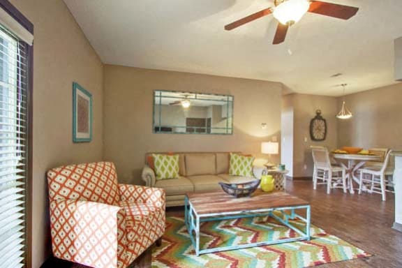 Beautiful Living Room at Highpointe at Crossgates Apartment Homes, Brandon, Mississippi, 39042