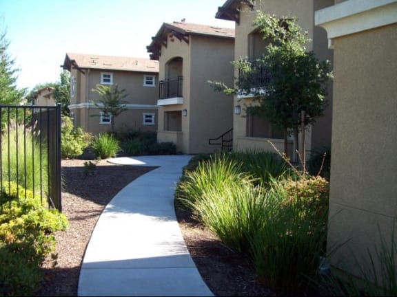 Exterior building and walkway  l Sommerset Place Apartments in Sacramento CA