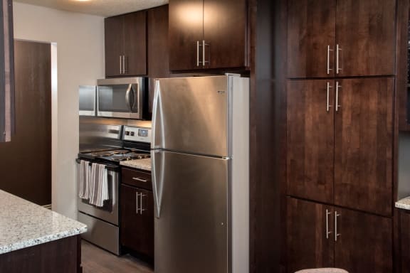 Fully Equipped Kitchen at Aspenwoods Apartments, Minnesota, 55123