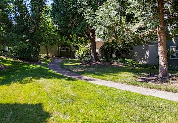 Green surroundings at Commons at Redwood Creek Apartments, Beaverton, 97008