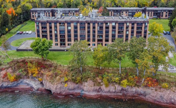 les chateaux apartments on the shores of lake superior in Duluth, MN