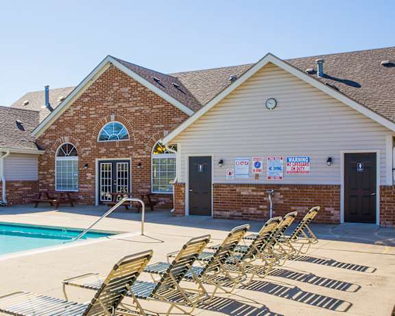 swimming pool and sundeck with lounge chairs at Northlake Farms Apartments, Illinois 60031