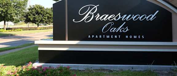 a sign in front of a house that says broadwood oaks apartment homes