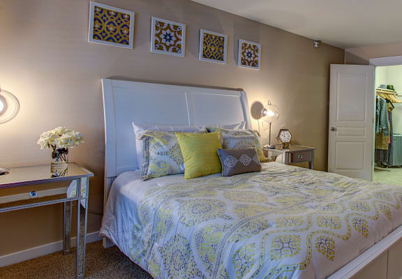 Bedroom with bed and lamps at Commons at Sylvan Highlands Apartments, Oregon