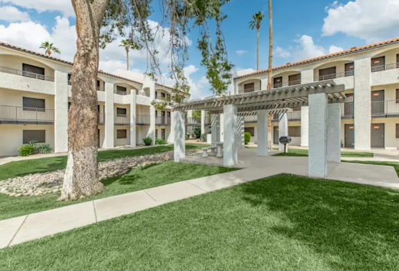 Courtyard and grounds at Tides on 51st.