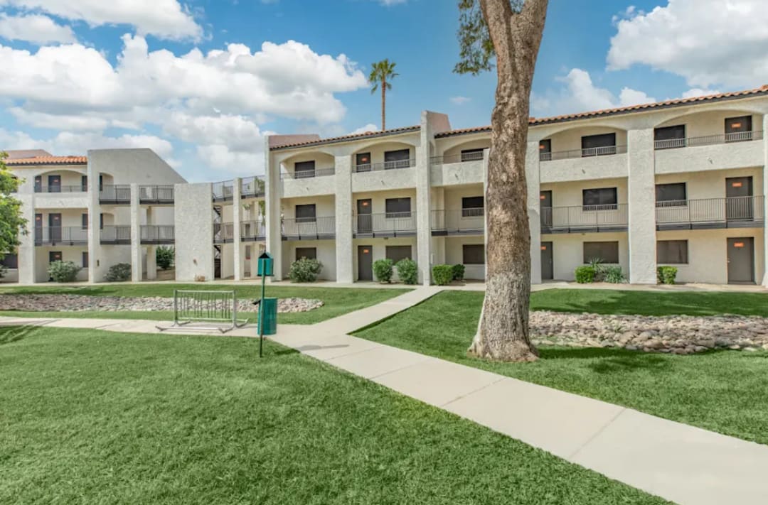 Courtyard and grounds at Tides on 51st.