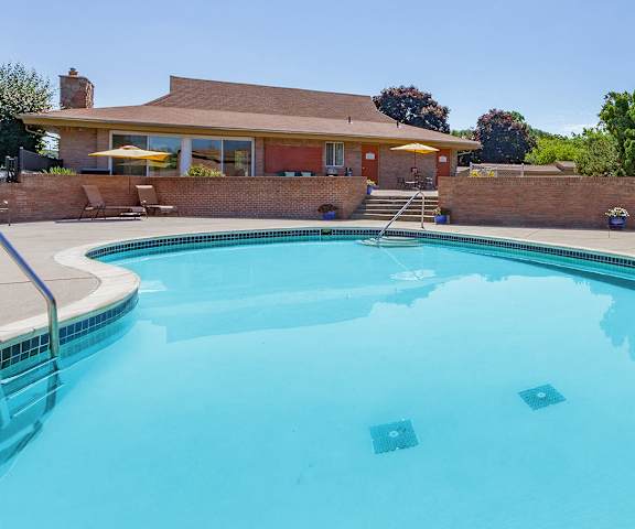 Poolside Sundeck and Grilling Area at Cranbrook Center Apartments,Southfield Michigan
