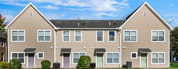 The exterior of townhomes at Tremont Pointe in Cleveland OH