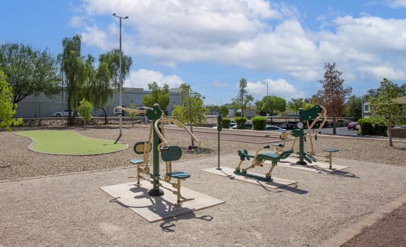 Outdoor Workout Area and Putting Green at Peaks at Redington Apartments