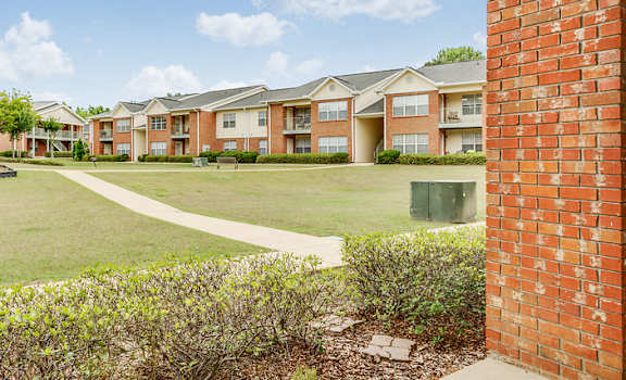 Forest Trail Apartment Homes Northport, AL, Well maintained grounds