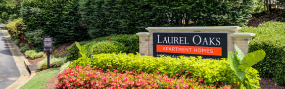 a sign that says laurel oaks apartments