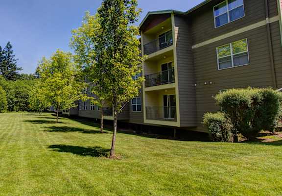 Greenery at Commons at Sylvan Highlands Apartments, Portland