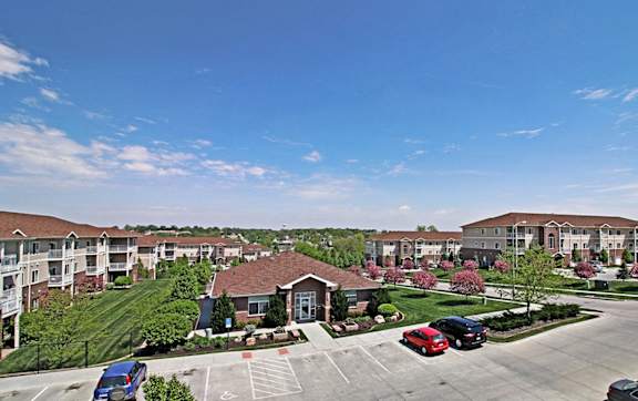 A parking lot with cars and a building in the background.