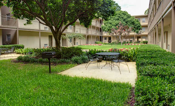 Canterbury Apartment Homes, Tuscaloosa, AL, Courtyard