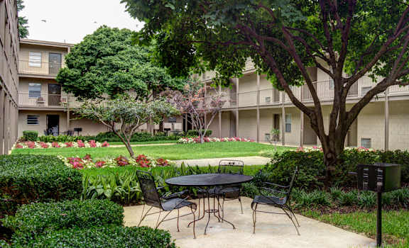 Canterbury Apartment Homes, Tuscaloosa, AL, Courtyard