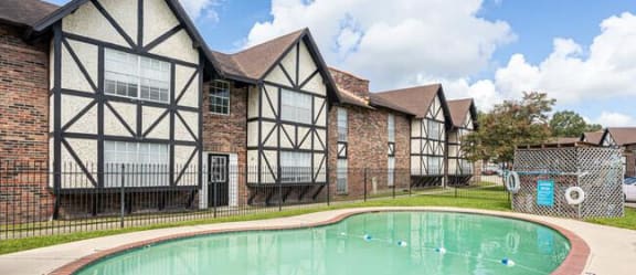 a yard in front of a row of houses