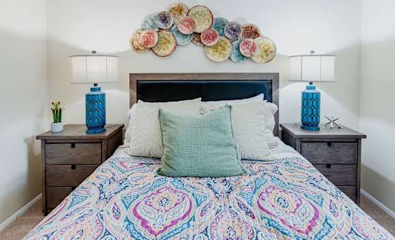 a bedroom with a large bed and two night stands with lamps
