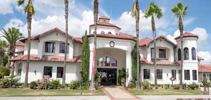 Front Exterior Of Community at Dominion Courtyard Villas, Fresno, CA, 93720