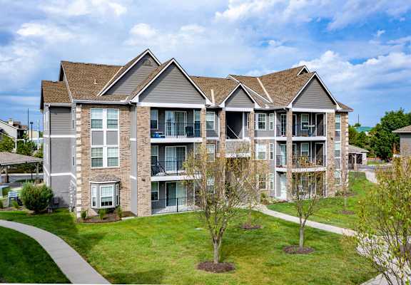 Exterior photo of building at Saddlewood Apartments in Olathe, Kansas near Garmin