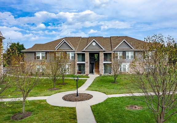 Exterior photo of building at Saddlewood Apartments in Olathe, Kansas near Garmin