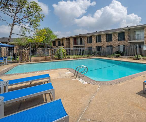 our apartments offer a swimming pool and a patio with blue benches