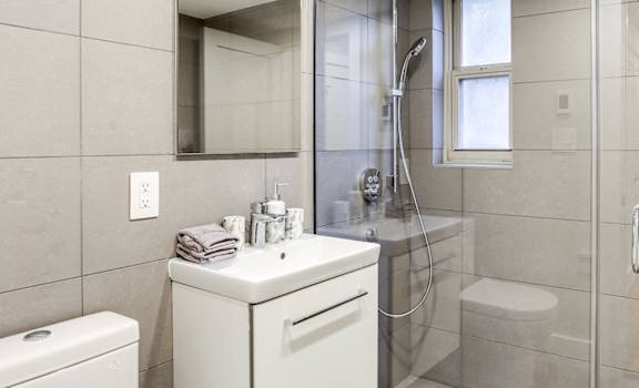 Bathroom with rainshower and chrome appliances