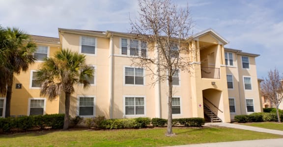Nicely maintained exterior buildings at Gregory Cove in Jacksonville, FL