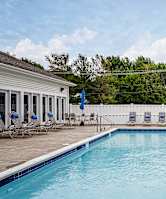 additional photo for property listing at chic digs with room to stretch out in the village 22 car