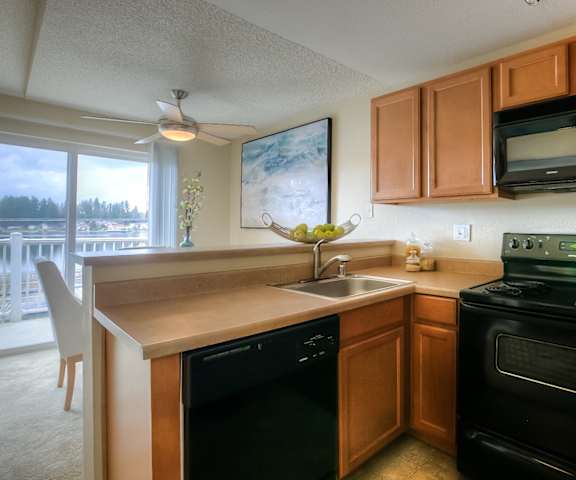 Kitchen With Black Appliances at Waterford Apartments, Everett, WA, 98208