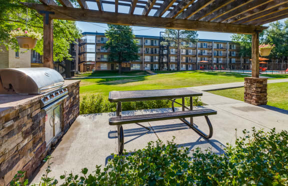 Picnic Area With Grilling Facility at Monaco Lakes, Denver, CO, 80222