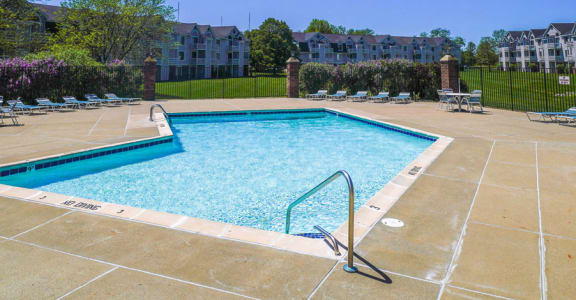 Lounge Swimming Pool with Cabana at Gull Prairie/Gull Run Apartments and Townhomes, Kalamazoo