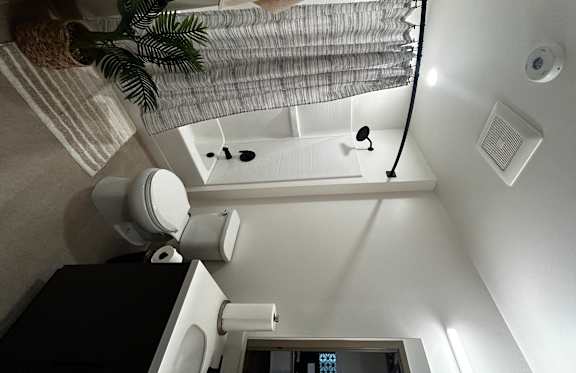 1060 Bishop bathroom