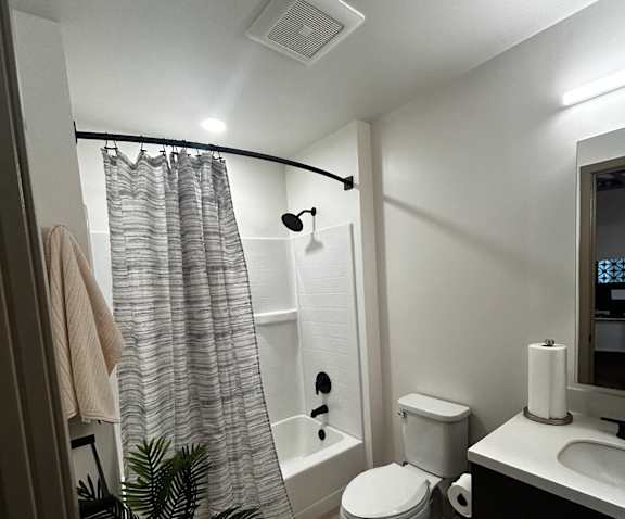 1060 Bishop bathroom