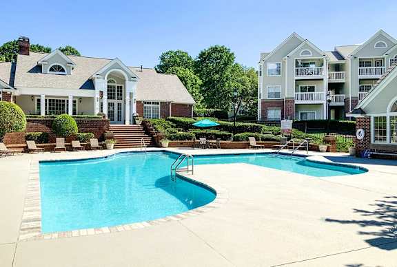 Outdoor pool with sundeck and WiFi