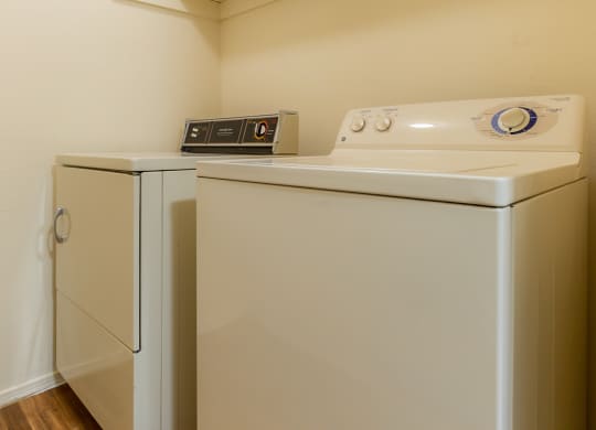 Laundryat Coventry Oaks Apartments, Kansas, 66214