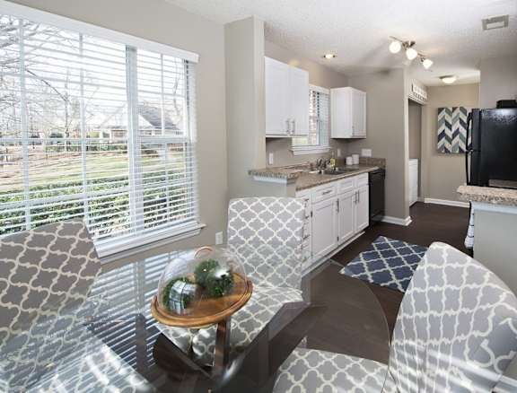 Natural light in kitchen and dining area (Classic)