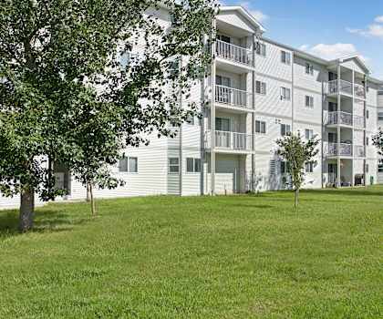 The exterior and green space at Edgewood Estates. 