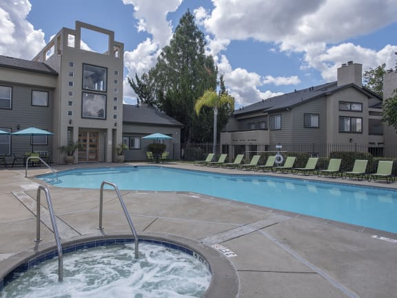 Autumn Oaks apartments spa and swimming pool