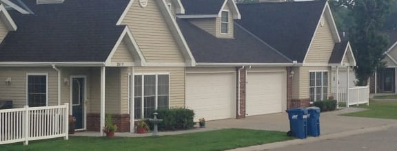 Exterior Landscape at Silver Oaks Townhomes, Minnesota, 55377