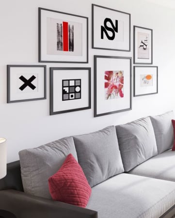 Livingroom with a sofa table, area rug and pictures on the wall