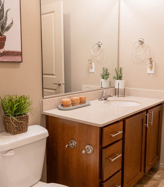 Bright Bathroom at Four Seasons Apartments & Townhomes