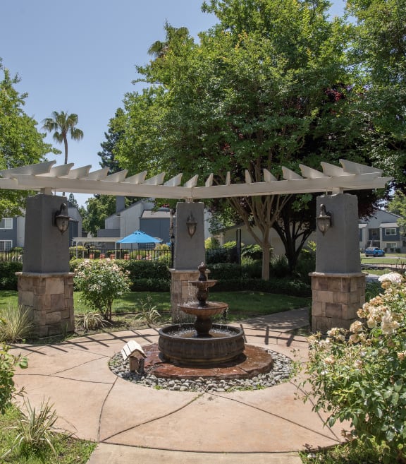 apartments leasing office walking path and fountain at Woodbridge Apartments, CA 95833