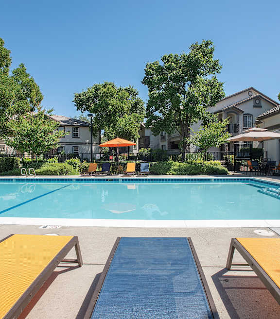 Stoneridge apartments pool and lounge chairs 
