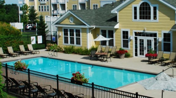 Lynnfield Commons apartments Pool