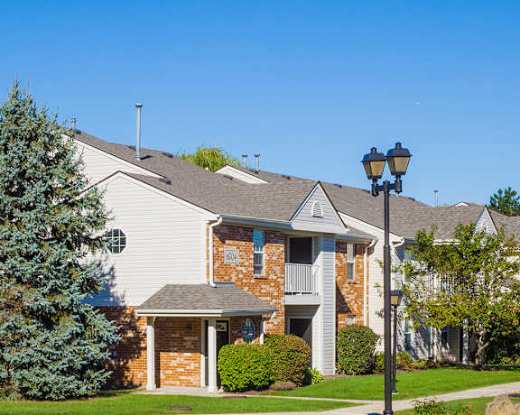 driveway in apartment community at Northlake Farms Apartments, Gurnee, IL 60031