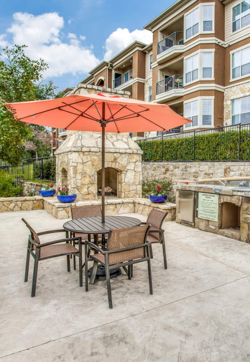 Hudson Miramont Apartments Outdoor BBQ Grill Area