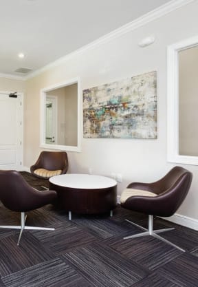 a small dining area next to a kitchen with a breakfast bar at Grandeville on Saxon, Florida